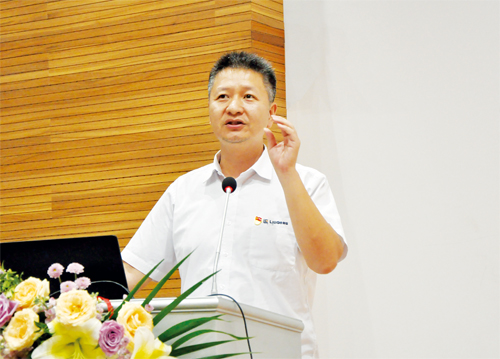 黃海波在2018年度質(zhì)量月表彰會上強(qiáng)調(diào)：從心開始，讓客戶滿意，讓柳工揚(yáng)名！