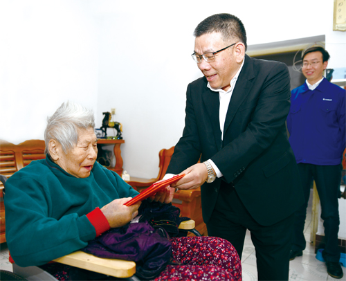 公司領導率隊 慰問建廠元老