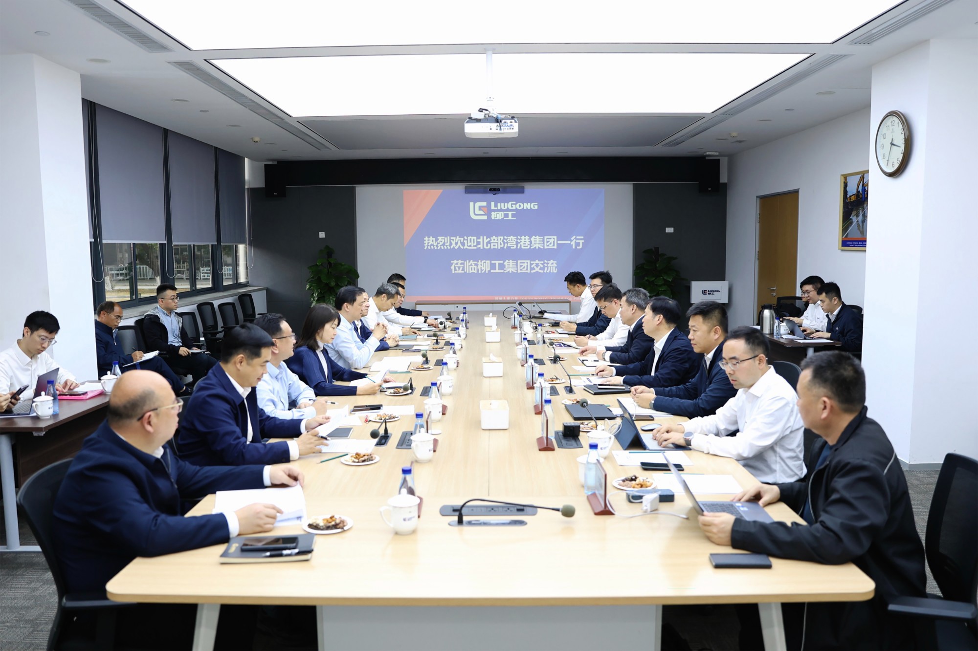 柳工集團與北部灣港集團舉行座談交流